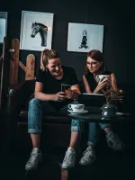 Ana Kammer und Lina Bondar sind KI-Trainer und KI-Coach bei 2KI.Digital